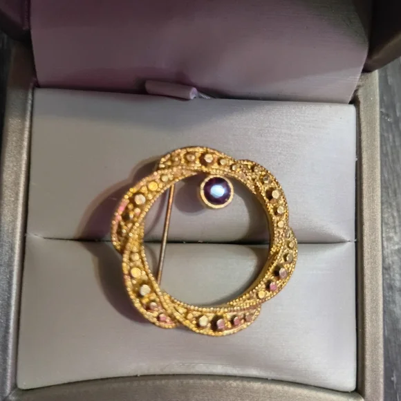 Elegant Gold and Red Brooch - Picture 2 of 2